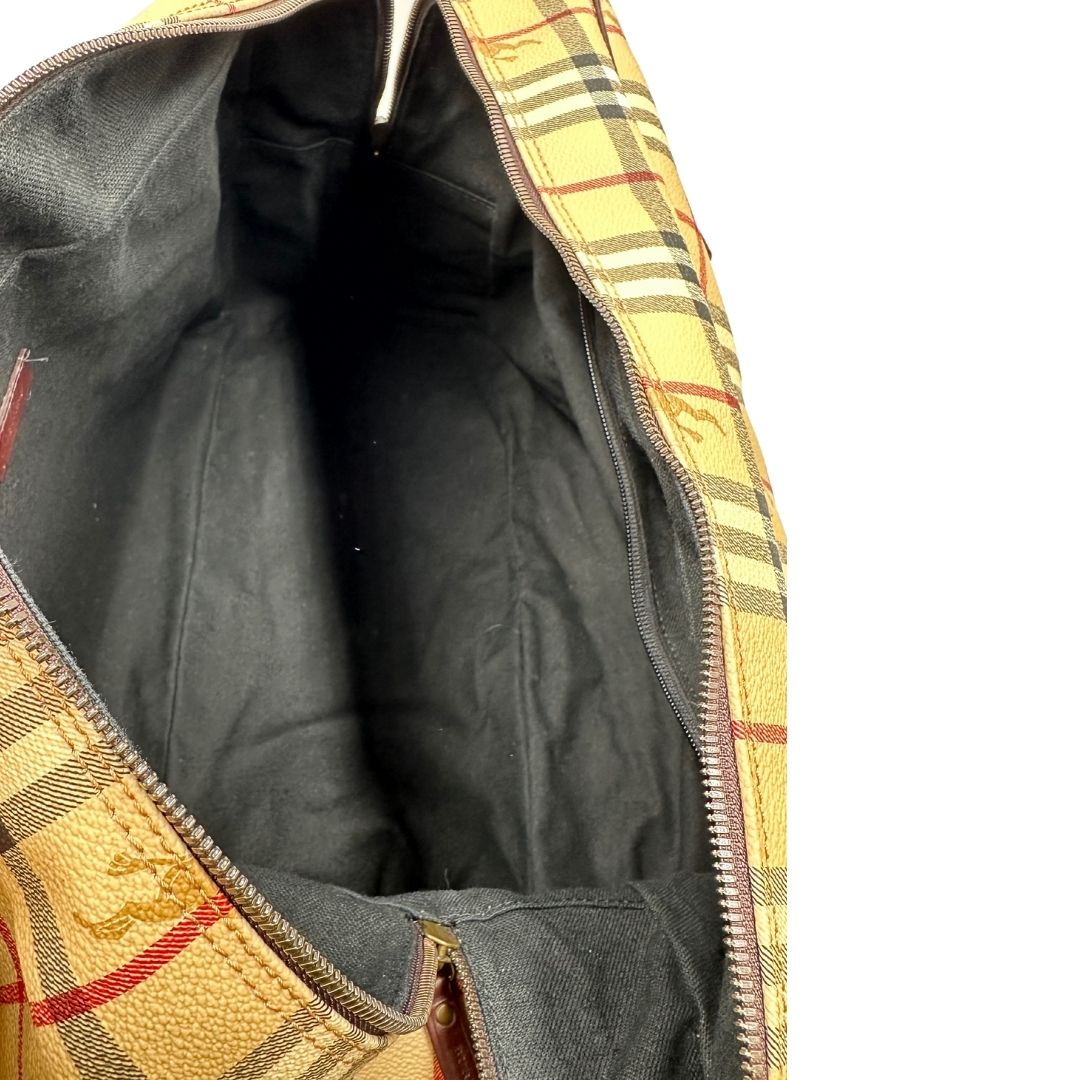 Interno di un borsone Burberry in canvas trama tartan con finiture in pelle marrone testa di moro e parti metalliche dorate; munito di doppi manici stondati e una tracolla amovibile e regolabile.