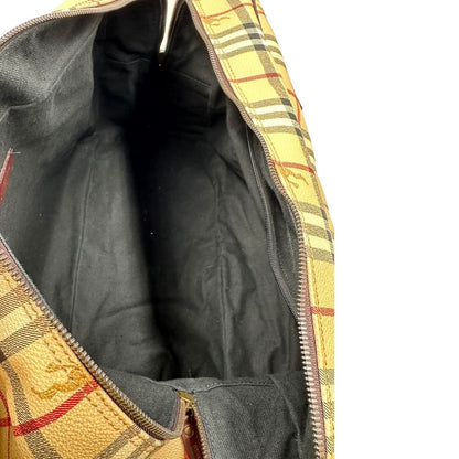 Interno di un borsone Burberry in canvas trama tartan con finiture in pelle marrone testa di moro e parti metalliche dorate; munito di doppi manici stondati e una tracolla amovibile e regolabile.