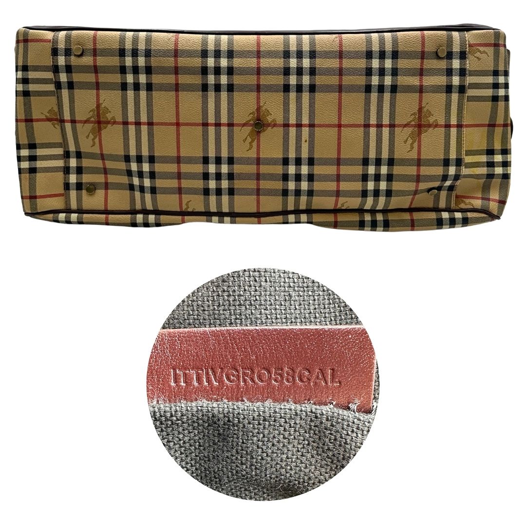 Base e codice di un borsone Burberry in canvas trama tartan con finiture in pelle marrone testa di moro e parti metalliche dorate; munito di doppi manici stondati e una tracolla amovibile e regolabile.