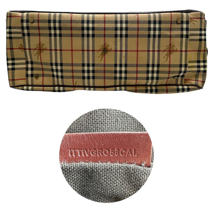 Base e codice di un borsone Burberry in canvas trama tartan con finiture in pelle marrone testa di moro e parti metalliche dorate; munito di doppi manici stondati e una tracolla amovibile e regolabile.