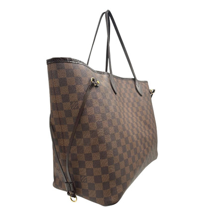 Laterale sinistro di una borsa Louis Vuitton Neverfull GM in canvas Damier Ébène con finiture in pelle marroni testa di moro e parti metalliche dorate; munita di doppi manici, indossabile a spalla.