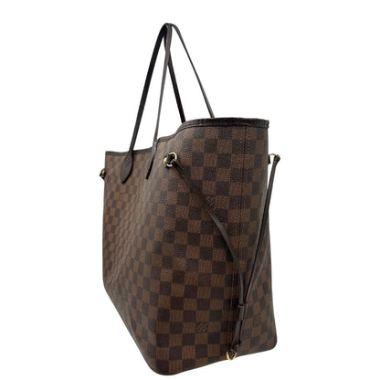 Laterale destro di una borsa Louis Vuitton Neverfull GM in canvas Damier Ébène con finiture in pelle marroni testa di moro e parti metalliche dorate; munita di doppi manici, indossabile a spalla.