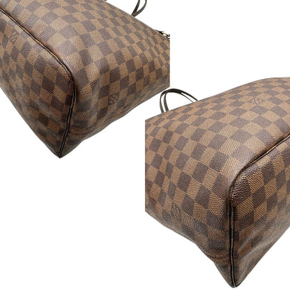 Angoli di una borsa Louis Vuitton Neverfull GM in canvas Damier Ébène con finiture in pelle marroni testa di moro e parti metalliche dorate; munita di doppi manici, indossabile a spalla.