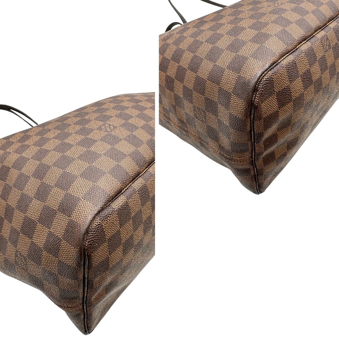 Angoli di una borsa Louis Vuitton Neverfull GM in canvas Damier Ébène con finiture in pelle marroni testa di moro e parti metalliche dorate; munita di doppi manici, indossabile a spalla.