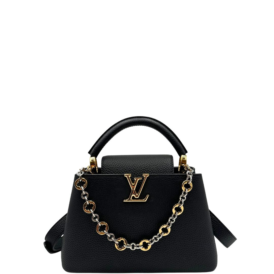 front  La borsa Capucines BB è reinterpretata per la Collezione Chain On You. Il modello iconico, realizzato in pelle Taurillon, è impreziosito dalla catenella bi-galvanizzata d'ispirazione gioiello, arricchita dai fiori Monogram, di lusso, eccellenti condizioni, usata, originale. 