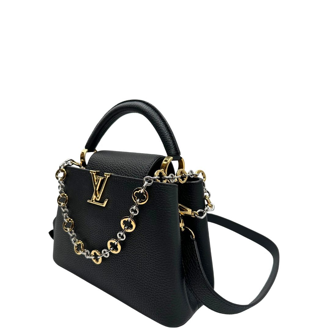 lato borsa Capucines BB è reinterpretata per la Collezione Chain On You. Il modello iconico, realizzato in pelle Taurillon, è impreziosito dalla catenella bi-galvanizzata d'ispirazione gioiello, arricchita dai fiori Monogram, di lusso, eccellenti condizioni, usata, originale. 