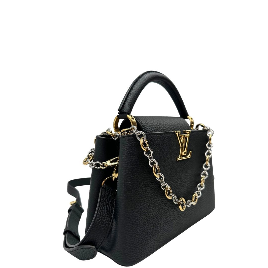 lato  borsa Capucines BB è reinterpretata per la Collezione Chain On You. Il modello iconico, realizzato in pelle Taurillon, è impreziosito dalla catenella bi-galvanizzata d'ispirazione gioiello, arricchita dai fiori Monogram, di lusso, eccellenti condizioni, usata, originale. 