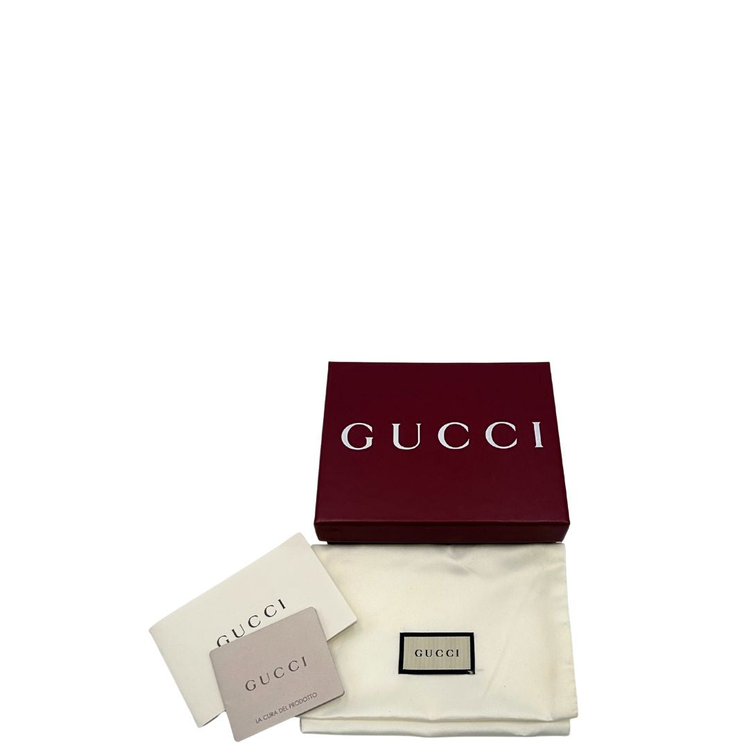 corredo del Portafoglio Gucci in velluto rosso con parti metalliche dorate e doppia G sul front. Full set, di lusso, originale, ottime condizioni, usato.  