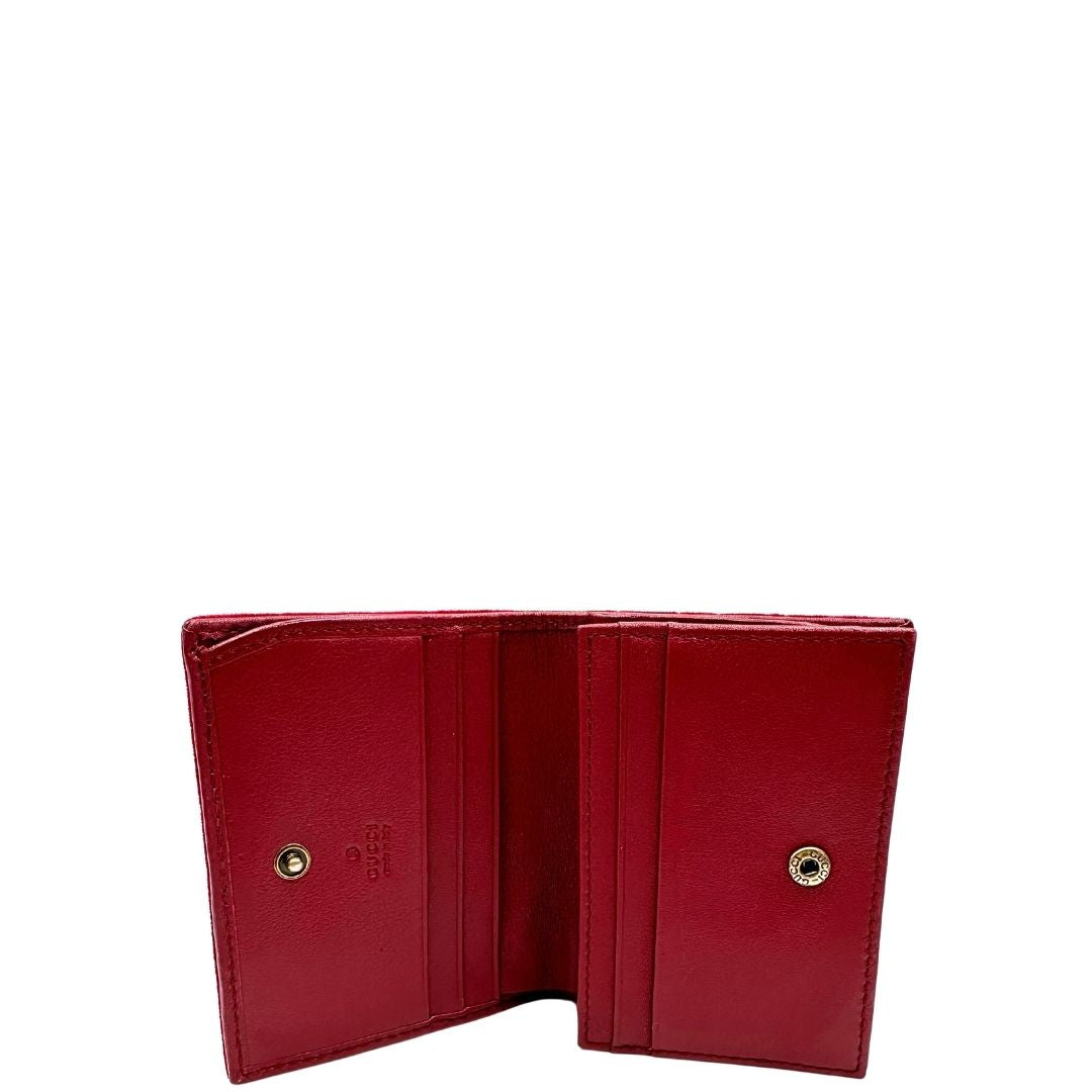 interno del Portafoglio Gucci in velluto rosso con parti metalliche dorate e doppia G sul front. Full set, di lusso, originale, ottime condizioni, usato.  