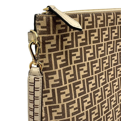 Polsino di una pochette Fendi in suede beige con trama zucchino, finiture in pelle tono su tono e parti metalliche dorate; da portare a mano. Completa di dustbag.