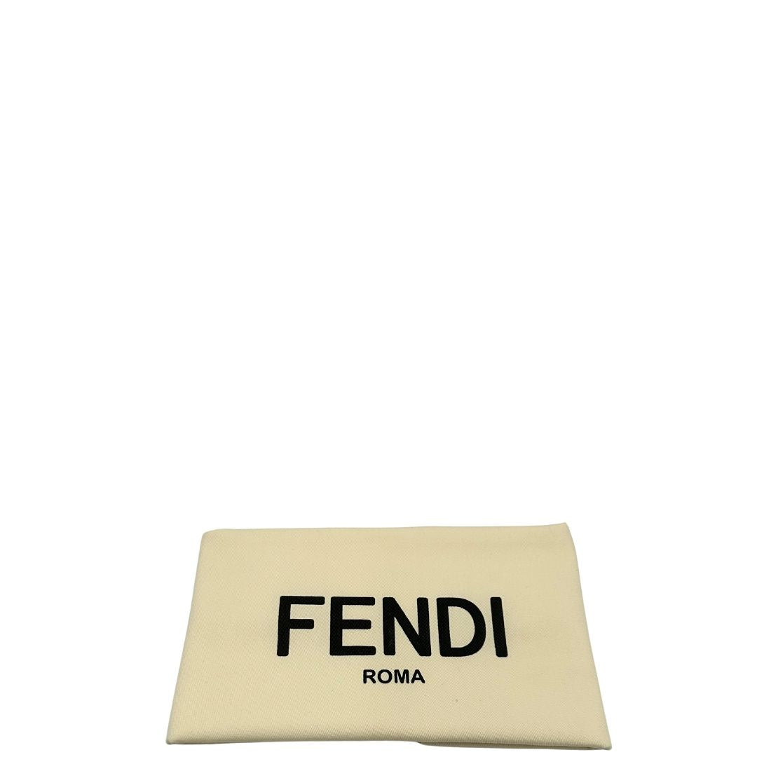 Dustbag di una pochette Fendi in suede beige con trama zucchino, finiture in pelle tono su tono e parti metalliche dorate; munita di un polsino amovibile, da portare a mano. 