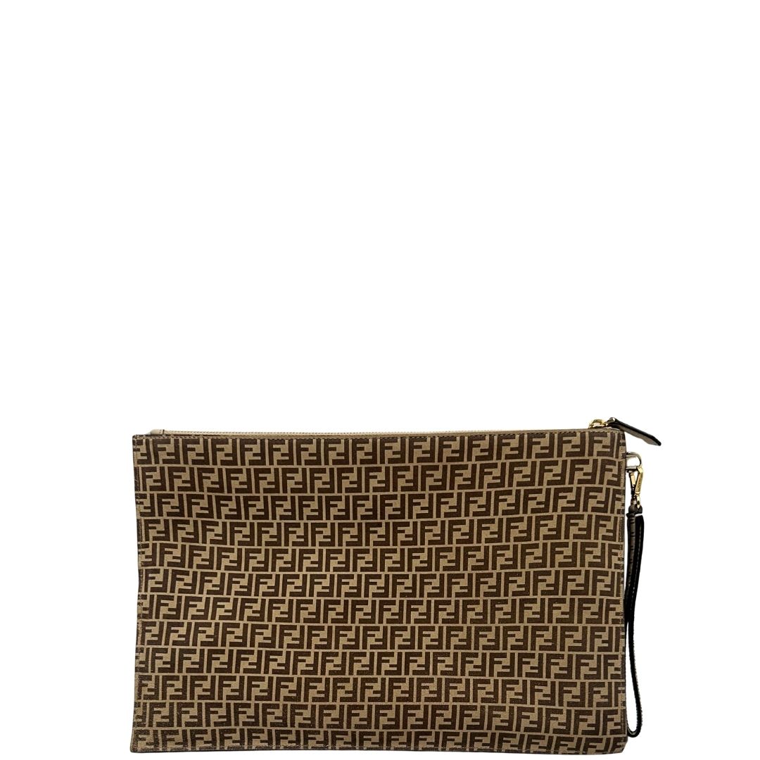 Front di una pochette Fendi in suede beige con trama zucchino, finiture in pelle tono su tono e parti metalliche dorate; munita di un polsino amovibile, da portare a mano. Completa di dustbag.