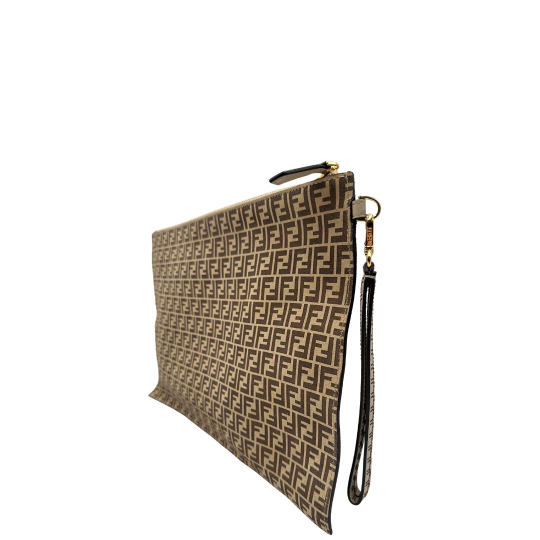 Laterale destro di una pochette Fendi in suede beige con trama zucchino, finiture in pelle tono su tono e parti metalliche dorate; munita di un polsino amovibile, da portare a mano. Completa di dustbag.