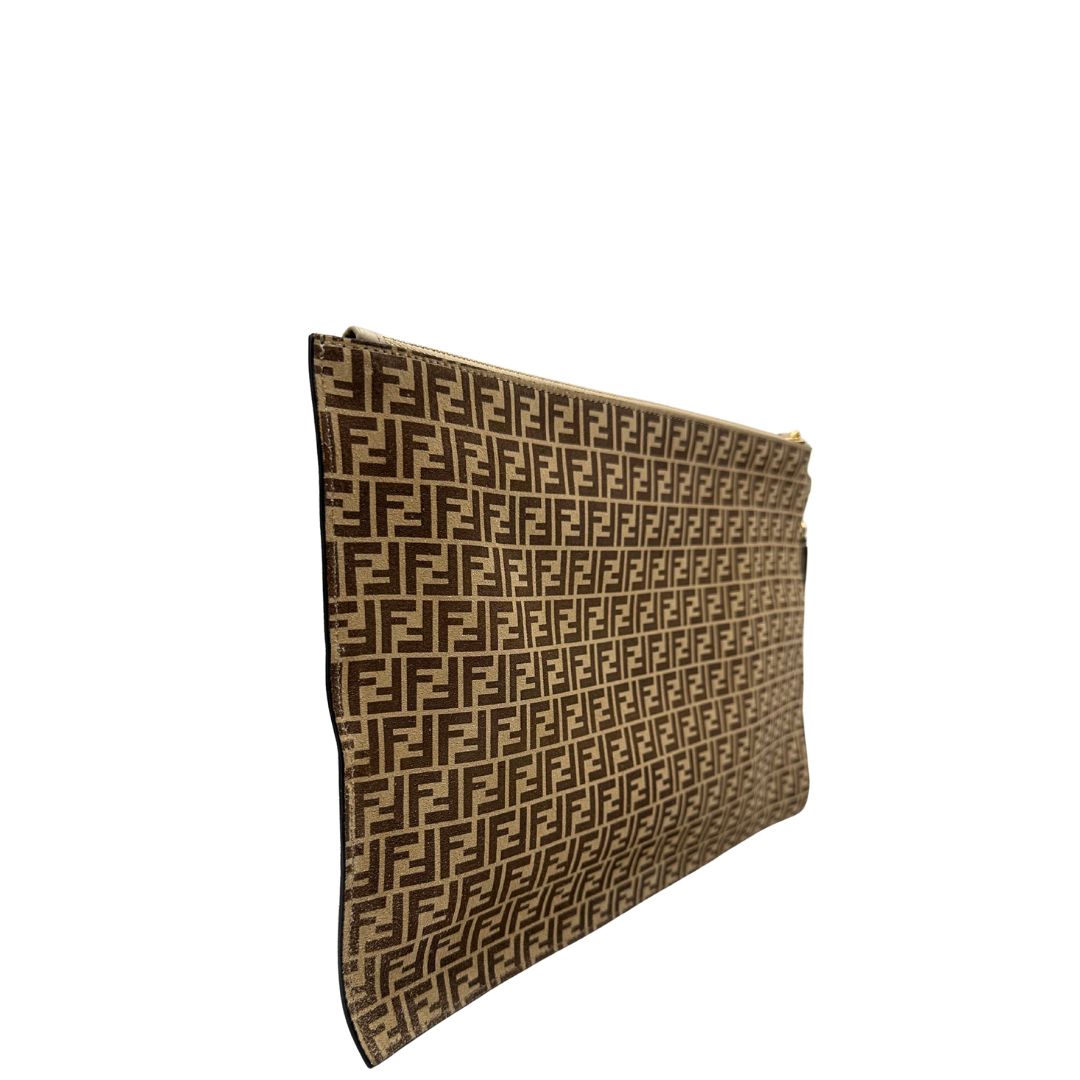 Laterale sinistro di una pochette Fendi in suede beige con trama zucchino, finiture in pelle tono su tono e parti metalliche dorate; munita di un polsino amovibile, da portare a mano. Completa di dustbag.