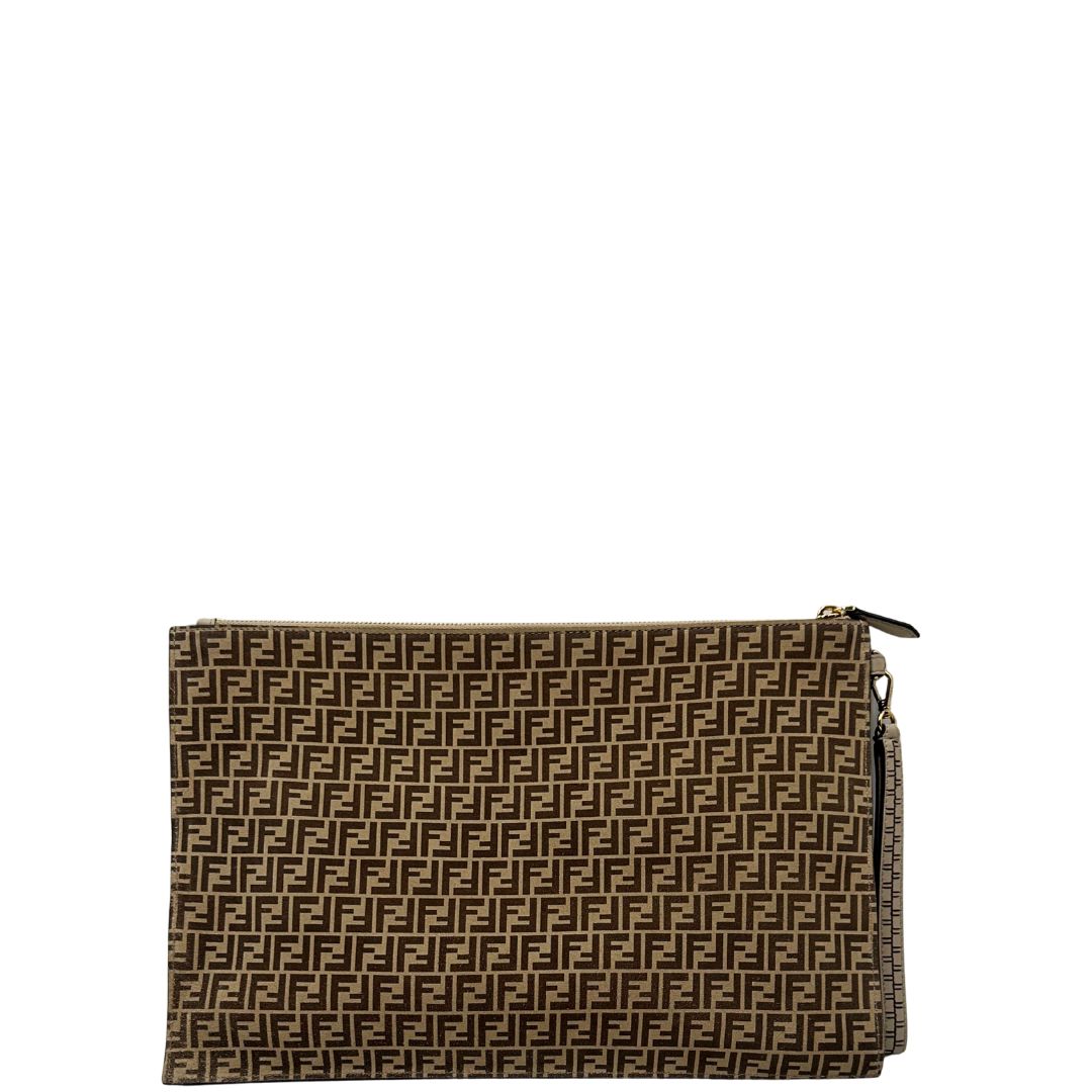 Retro di una pochette Fendi in suede beige con trama zucchino, finiture in pelle tono su tono e parti metalliche dorate; munita di un polsino amovibile, da portare a mano. Completa di dustbag.