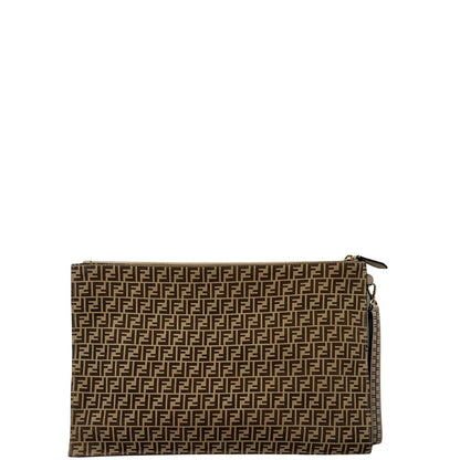 Retro di una pochette Fendi in suede beige con trama zucchino, finiture in pelle tono su tono e parti metalliche dorate; munita di un polsino amovibile, da portare a mano. Completa di dustbag.