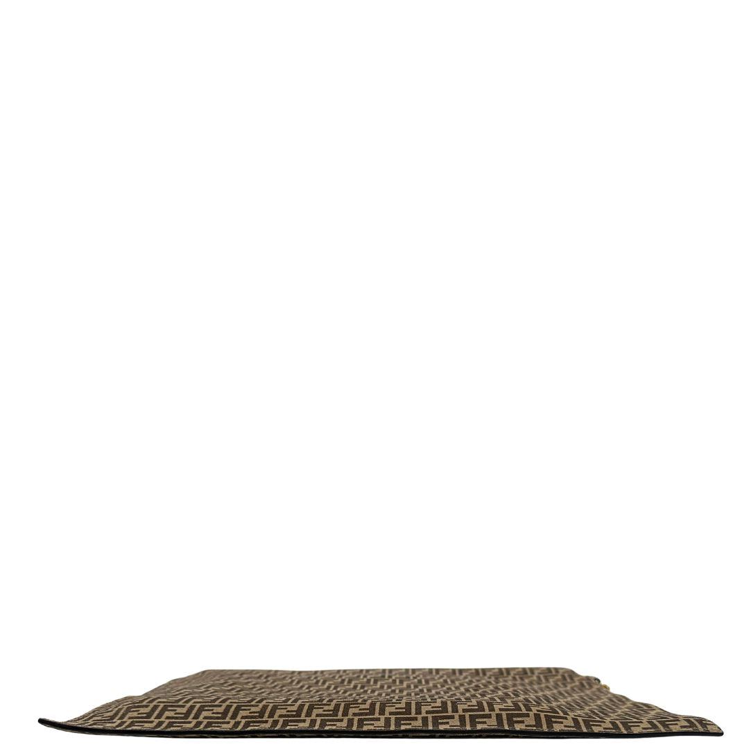 Base di una pochette Fendi in suede beige con trama zucchino, finiture in pelle tono su tono e parti metalliche dorate; munita di un polsino amovibile, da portare a mano. Completa di dustbag.