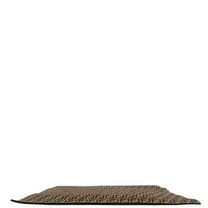 Base di una pochette Fendi in suede beige con trama zucchino, finiture in pelle tono su tono e parti metalliche dorate; munita di un polsino amovibile, da portare a mano. Completa di dustbag.