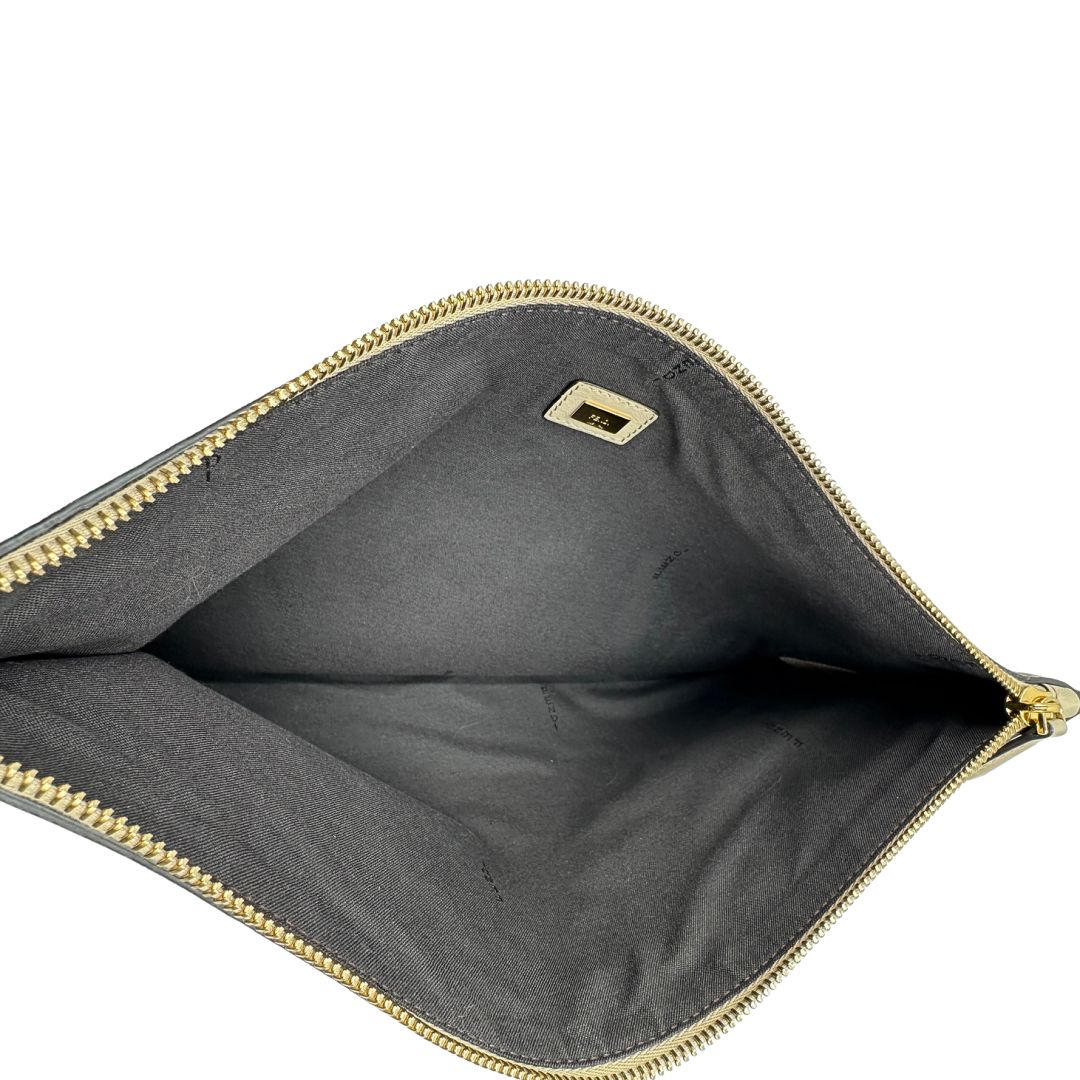 Interno di una pochette Fendi in suede beige con trama zucchino, finiture in pelle tono su tono e parti metalliche dorate; munita di un polsino amovibile, da portare a mano. Completa di dustbag.