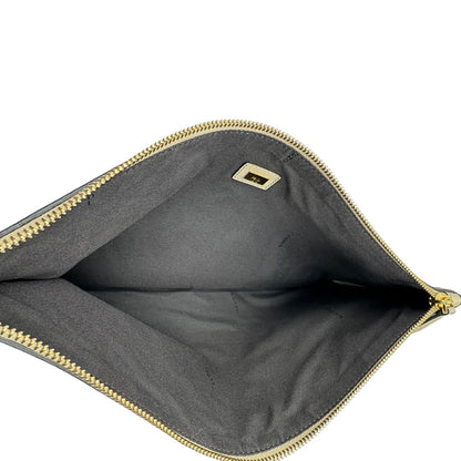 Interno di una pochette Fendi in suede beige con trama zucchino, finiture in pelle tono su tono e parti metalliche dorate; munita di un polsino amovibile, da portare a mano. Completa di dustbag.