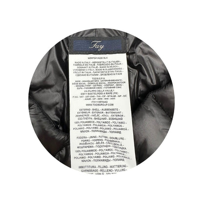 Etichetta di un piumino copri spalle Fay in 100% poliammide nero trapuntato con parti metalliche argentate, con chiusura elastica a gancio con barra e tasche con zip.