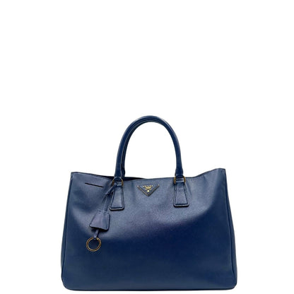 front Borsa Prada in pelle saffiano blu con parti metalliche dorate; munita di doppi manici stondati e impreziosita da una clochette portachiavi, di lusso, originale, ottime condizioni, usata. 
