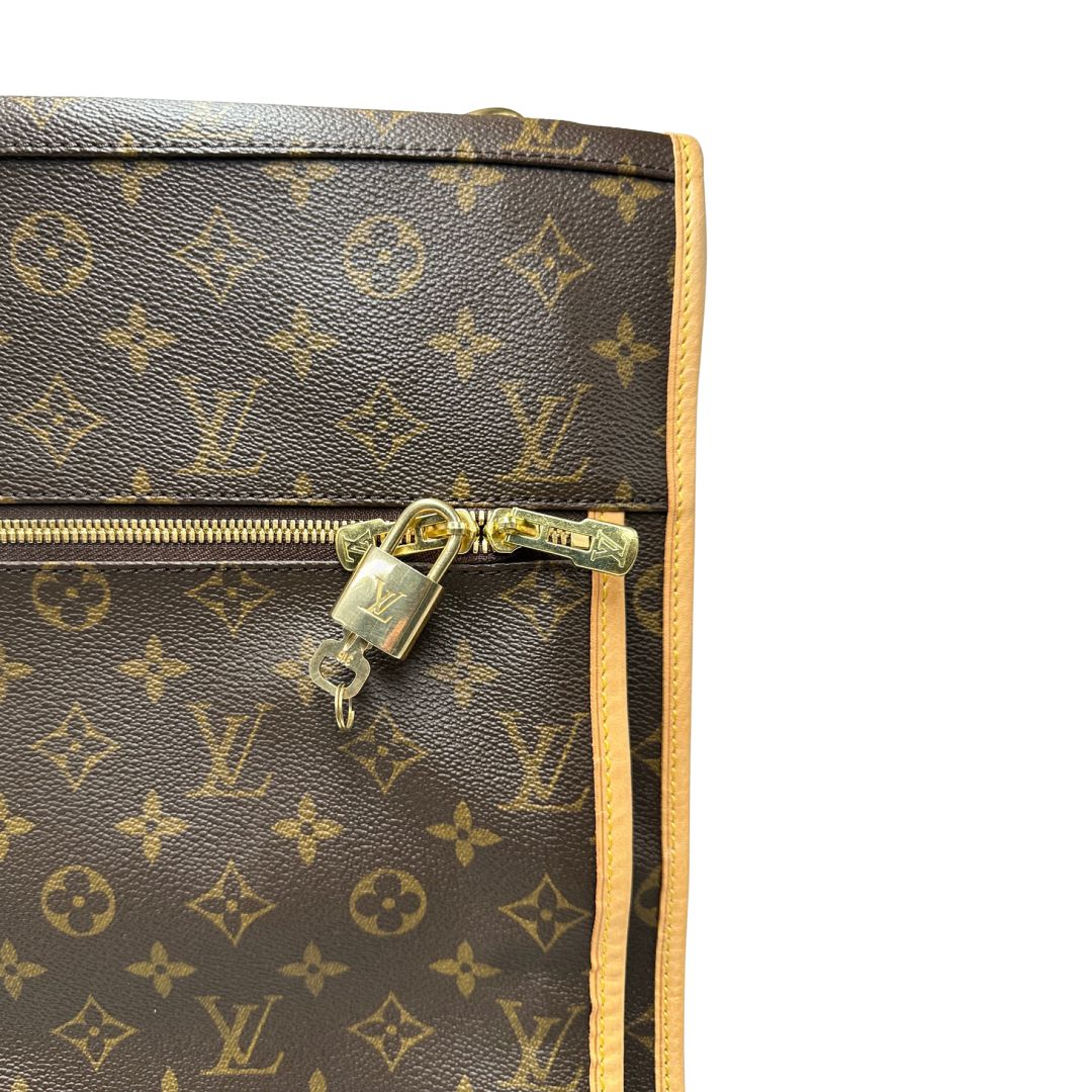 Lucchetto e chiave di una Borsa da viaggio porta abiti in canvas marrone monogram con finiture in vacchetta naturale e parti metalliche dorate; munita di un manico singolo, una tracolla amovibile e regolabile e 2 grucce. Completa di Lucchetti e una chiave, dustbag.