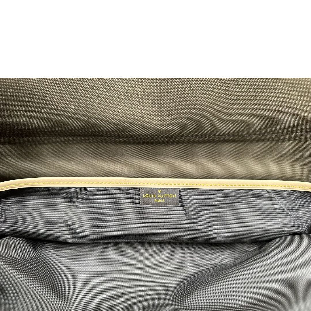 Borsa da viaggio porta abiti in canvas marrone monogram con finiture in vacchetta naturale e parti metalliche dorate; munita di un manico singolo, una tracolla amovibile e regolabile e 2 grucce. Completa di Lucchetti e una chiave, dustbag.