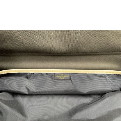 Borsa da viaggio porta abiti in canvas marrone monogram con finiture in vacchetta naturale e parti metalliche dorate; munita di un manico singolo, una tracolla amovibile e regolabile e 2 grucce. Completa di Lucchetti e una chiave, dustbag.