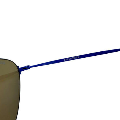Occhiali da sole Balenciaga in metallo blu e lenti cat eye tono su tono. Completi di scatola.