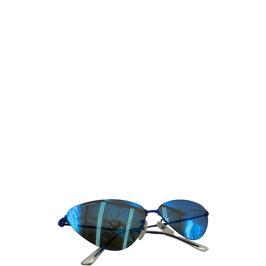 Occhiali da sole Balenciaga in metallo blu e lenti cat eye tono su tono. Completi di scatola.