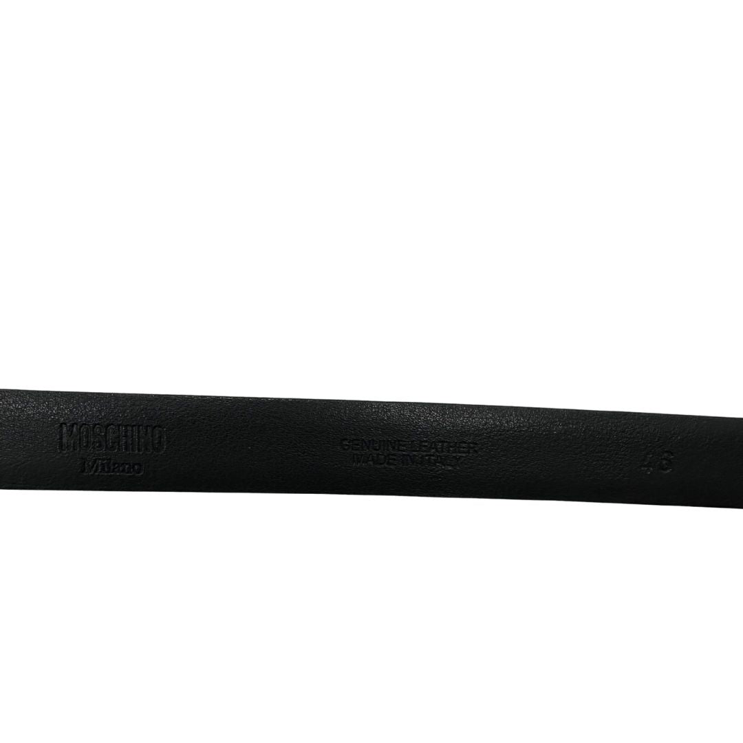 Cintura Moschino in pelle nera con logo metallico dorato sul front. Munita di sacchetto antipolvere, di lusso, originale, ottime condizioni, usata.
