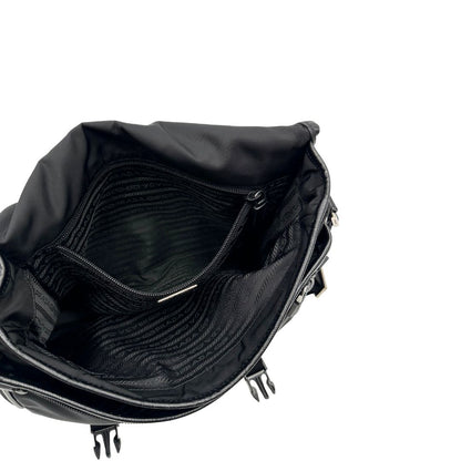 Interno di una Borsa Prada in nylon nero con finiture in pelle tono su tono e parti metalliche argentate; munita di una tracolla regolabile in tessuto. Originale, usata, di lusso, in ottime condizioni.