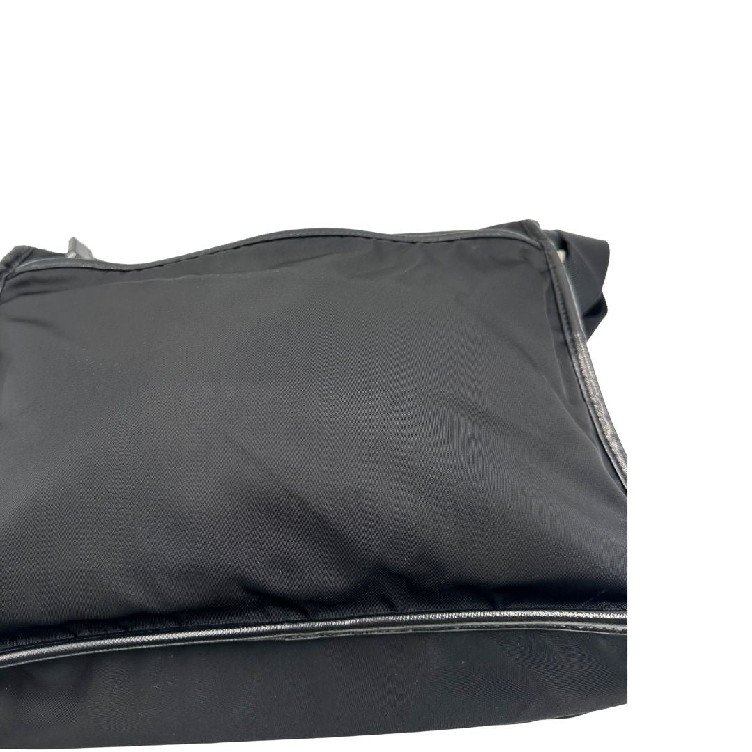 Retro di una Borsa Prada in nylon nero con finiture in pelle tono su tono e parti metalliche argentate; munita di una tracolla regolabile in tessuto. Originale, usata, di lusso, in ottime condizioni.