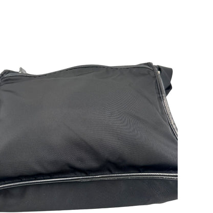 Retro di una Borsa Prada in nylon nero con finiture in pelle tono su tono e parti metalliche argentate; munita di una tracolla regolabile in tessuto. Originale, usata, di lusso, in ottime condizioni.