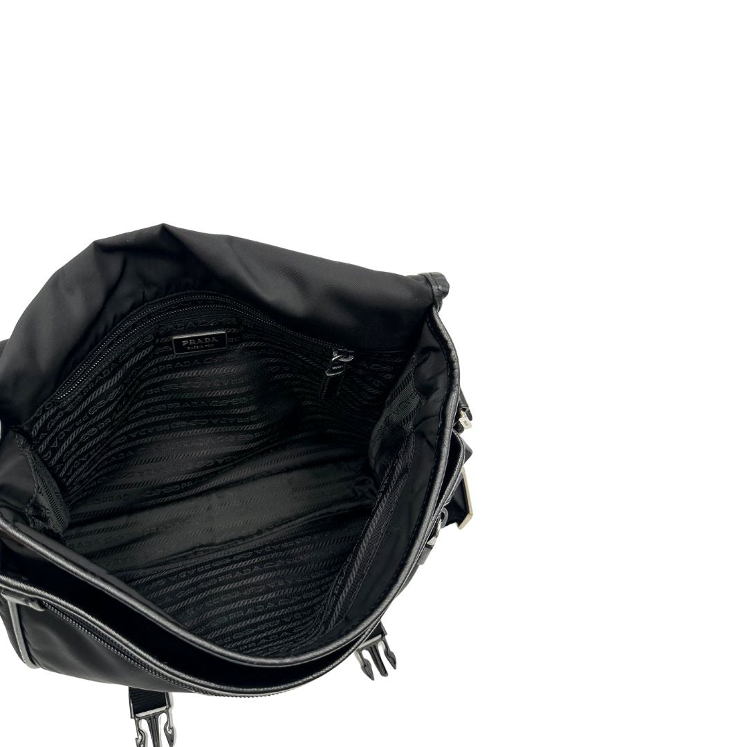 Interno di una una Borsa Prada in nylon nero con finiture in pelle tono su tono e parti metalliche argentate; munita di una tracolla regolabile in tessuto. Originale, usata, di lusso, in ottime condizioni.