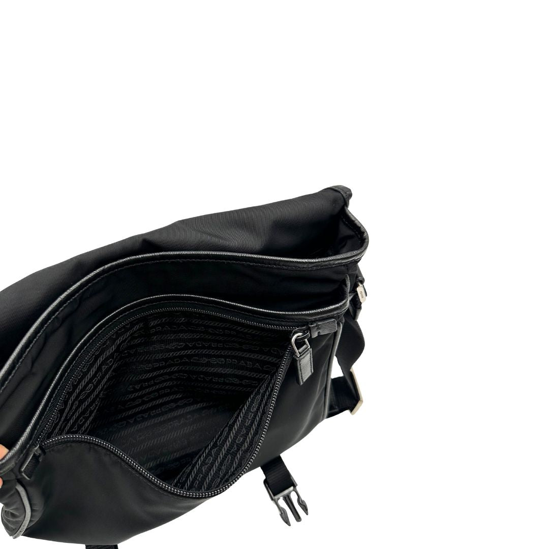 Interno di una Borsa Prada in nylon nero con finiture in pelle tono su tono e parti metalliche argentate; munita di una tracolla regolabile in tessuto. Originale, usata, di lusso, in ottime condizioni.