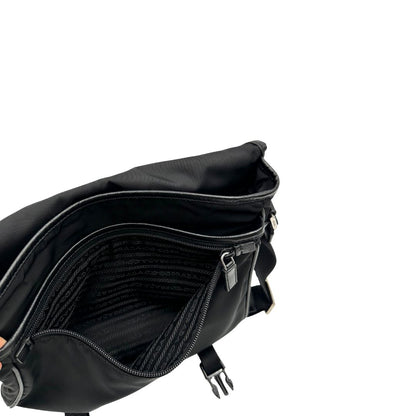 Interno di una Borsa Prada in nylon nero con finiture in pelle tono su tono e parti metalliche argentate; munita di una tracolla regolabile in tessuto. Originale, usata, di lusso, in ottime condizioni.