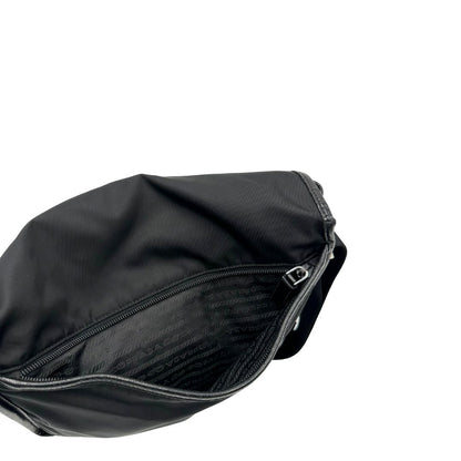 Tasca esterna di una Borsa Prada in nylon nero con finiture in pelle tono su tono e parti metalliche argentate; munita di una tracolla regolabile in tessuto. Originale, usata, di lusso, in ottime condizioni.