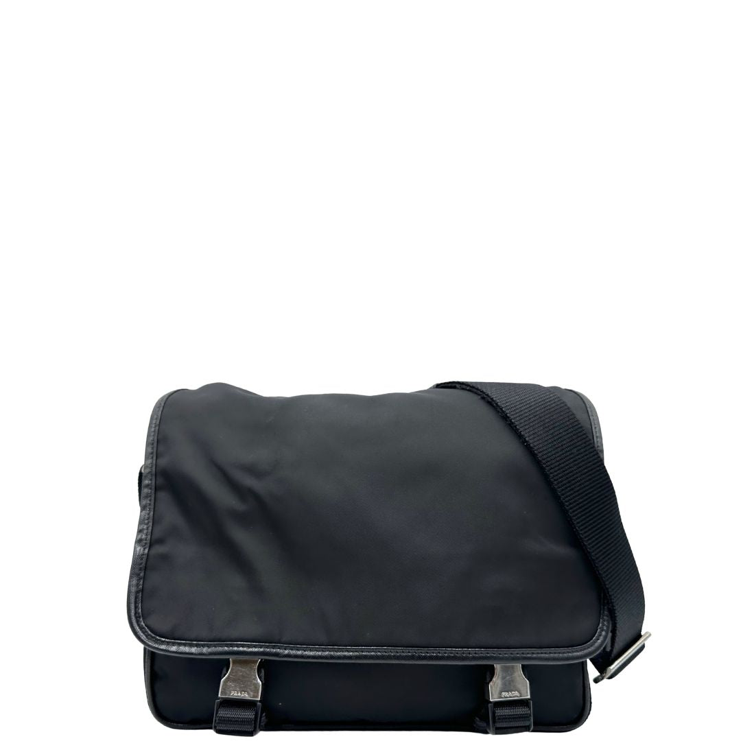 Front di una Borsa Prada in nylon nero con finiture in pelle tono su tono e parti metalliche argentate; munita di una tracolla regolabile in tessuto. Originale, usata, di lusso, in ottime condizioni.