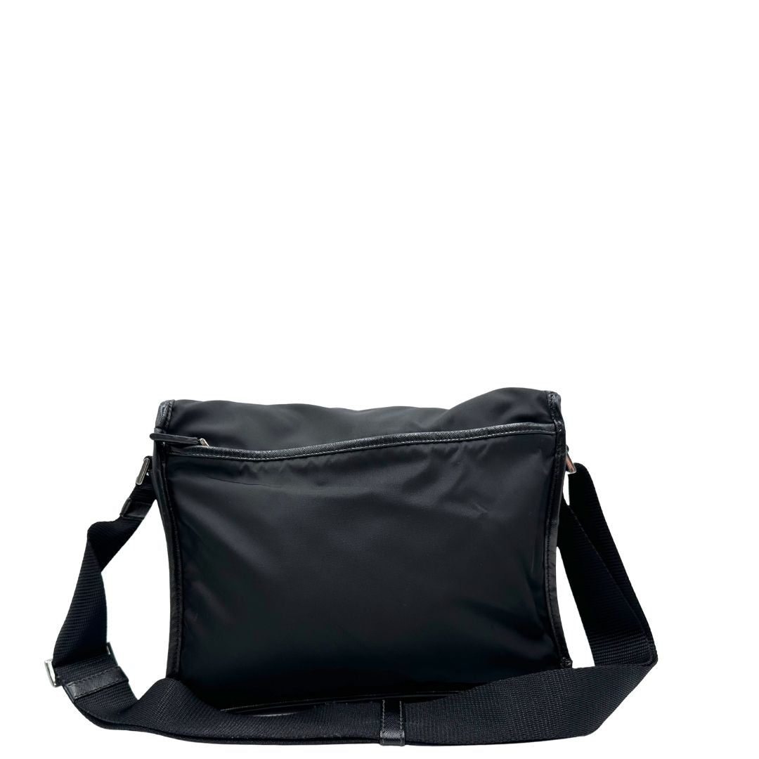 Retro di una Borsa Prada in nylon nero con finiture in pelle tono su tono e parti metalliche argentate; munita di una tracolla regolabile in tessuto. Originale, usata, di lusso, in ottime condizioni.