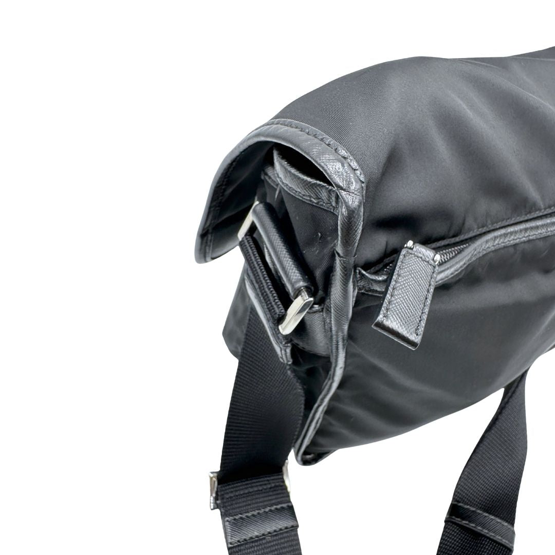 Lato superiore di Borsa Prada in nylon nero con finiture in pelle tono su tono e parti metalliche argentate; munita di una tracolla regolabile in tessuto. Originale, usata, di lusso, in ottime condizioni.