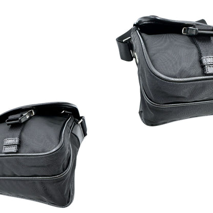 Angoli di una Borsa Prada in nylon nero con finiture in pelle tono su tono e parti metalliche argentate; munita di una tracolla regolabile in tessuto. Originale, usata, di lusso, in ottime condizioni.