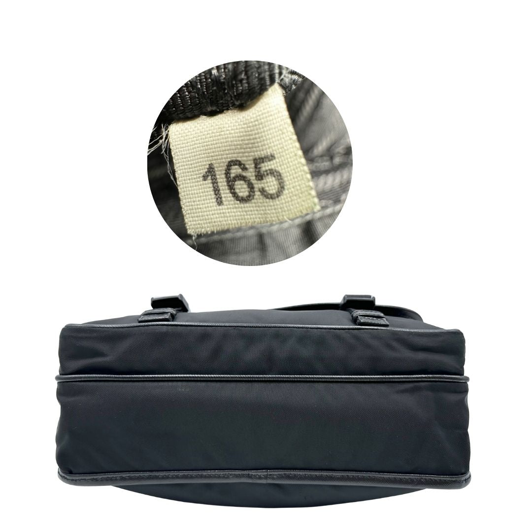 Base di una Borsa Prada in nylon nero con finiture in pelle tono su tono e parti metalliche argentate; munita di una tracolla regolabile in tessuto. Originale, usata, di lusso, in ottime condizioni.