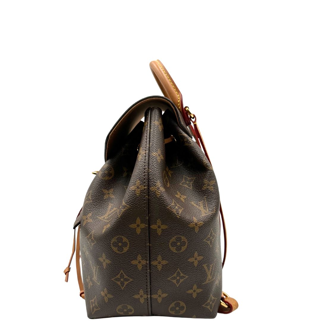 Laterale di uno zaino Montsouris NM in canvas marrone monogram con finiture in vacchetta naturale e parti metalliche dorate, munito di un manico sulla parte superiore e due bretelle in vacchetta regolabili. Completo di corredo e charm decorativo.
