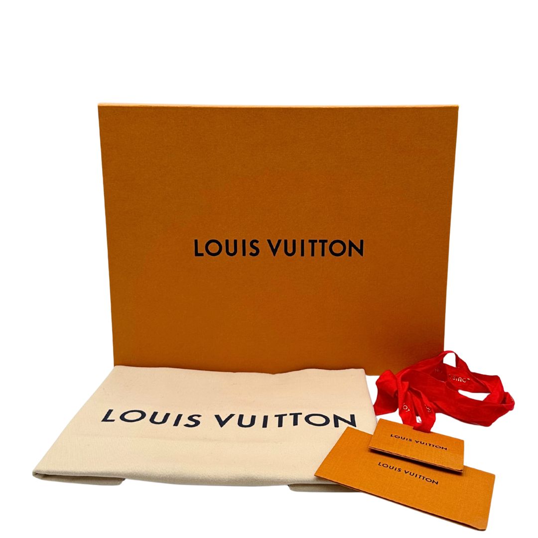 Corredo di uno zaino Montsouris NM in canvas marrone monogram con finiture in vacchetta naturale e parti metalliche dorate, munito di un manico sulla parte superiore e due bretelle in vacchetta regolabili. Completo di charm decorativo.