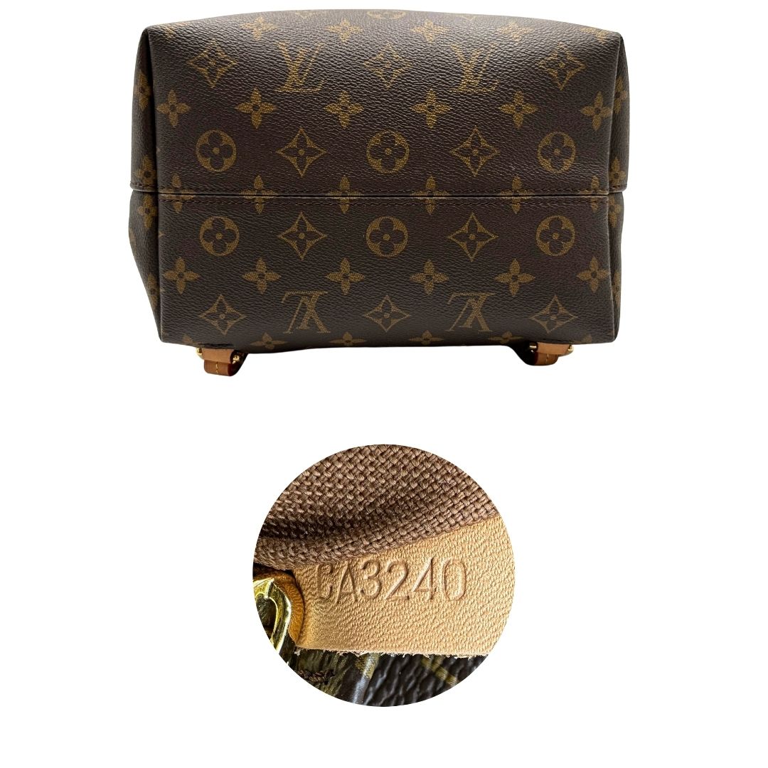 Base e codice di uno zaino Montsouris NM in canvas marrone monogram con finiture in vacchetta naturale e parti metalliche dorate, munito di un manico sulla parte superiore e due bretelle in vacchetta regolabili. Completo di corredo e charm decorativo.
