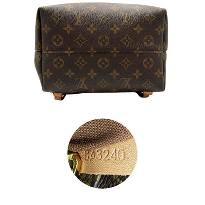 Base e codice di uno zaino Montsouris NM in canvas marrone monogram con finiture in vacchetta naturale e parti metalliche dorate, munito di un manico sulla parte superiore e due bretelle in vacchetta regolabili. Completo di corredo e charm decorativo.