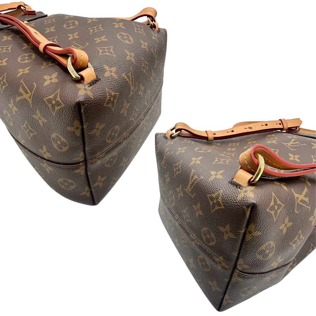 Angoli di uno zaino Montsouris NM in canvas marrone monogram con finiture in vacchetta naturale e parti metalliche dorate, munito di un manico sulla parte superiore e due bretelle in vacchetta regolabili. Completo di corredo e charm decorativo.