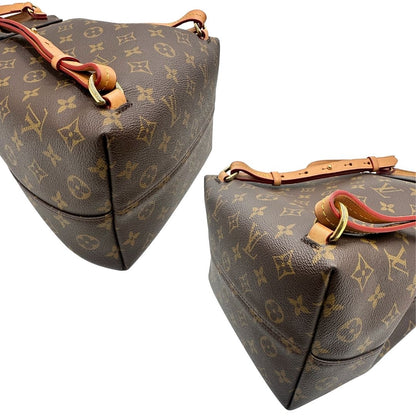 Angoli di uno zaino Montsouris NM in canvas marrone monogram con finiture in vacchetta naturale e parti metalliche dorate, munito di un manico sulla parte superiore e due bretelle in vacchetta regolabili. Completo di corredo e charm decorativo.